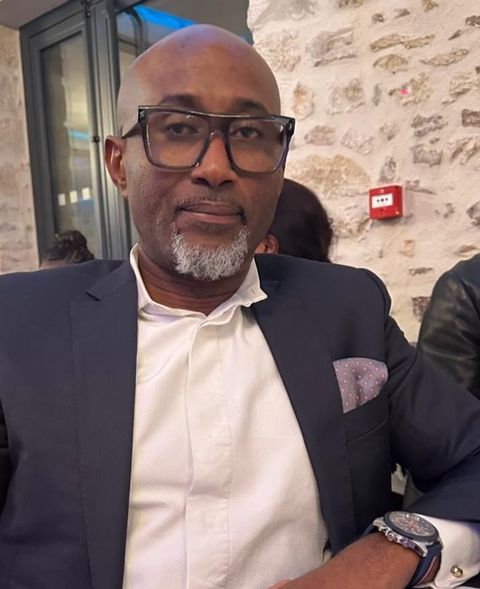 Manfred en costume sombre à un dîner